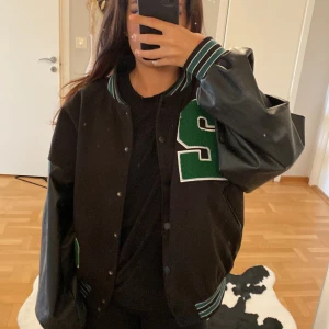 Collage jacka - Säljer denna coola jacka med skinn armar!! Den är i storlek M men passar från XS-L beroende på hur man vill att den ska sitta💚