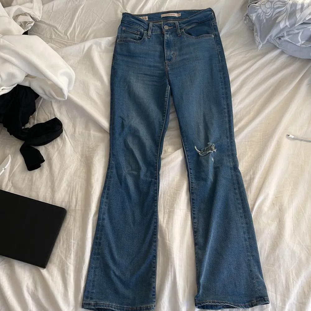 Levis high rise bootcut jeans i storlek 25 i midjan, 30 i benen. Byxorna sitter under naveln . Jeans & Byxor.