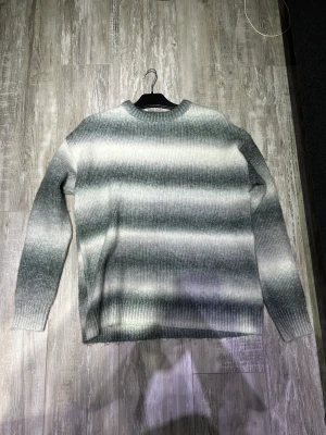 Stickad tröja - Stickad tröja som är använd en gång. Storlek S.
