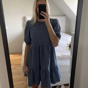 Klänning - Säljer en blå/svart rutig klänning, med puffärmar💕