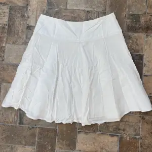 Super fin vit lite längre kjol!☺️🥰