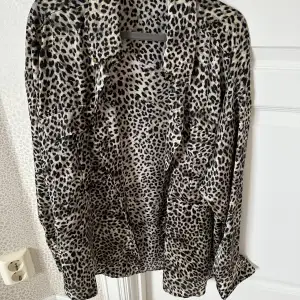 Leopard sidenskjorta från Zara. 