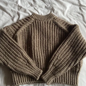 Stickad tröja  - Säljer en stickad tröja som inte kliar!! Jätte mysig till vintern❤️ Storlek 34/36