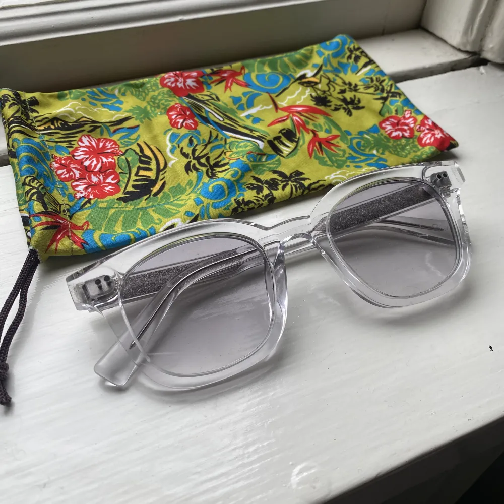 Snygga chimis i modell 02 färg clear! Fräscha solglasögon i toppen skick. Säljer min brorsas brillor. Ordinarie pris är 1250 kr. Box ingår inte. Köparen står för frakten! . Asusteet.