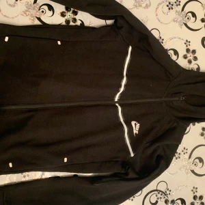 Svart Nike tech fleece kofta - Svart tech fleece. Storlek M. Passar me Svarta byxor.