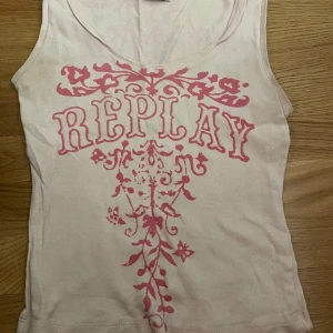 Replay linne - Coolt y2k replay linne, aldrig använt typ och passar storlek s. Super fint och i bra skick.💗