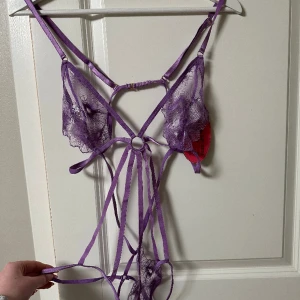 Hunkemöller body - Strap body, ALDRIG använd. Prislappen sitter kvar. Stl. L   Original pris: 379 Fråga gärna om fler bilder 