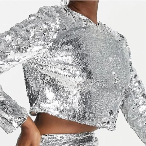 Topp - Jättefin croptop med silvriga paljetter i storlek 34. Helt ny och oanvänd, perfekt till nyår!