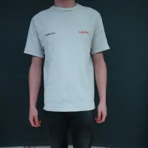 Arigato T-shirt  Ny pris: 800 Condition: 7/10 Storlek: S  Har lite sömmfel vid taggen (syns på bild 3) Kvitto finns 