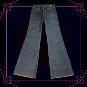 ✦ Vintage ❛ Gul&Blå ❜ Jeans ✦ - • Ett par GUL&BLÅ jeans i 70-tals stil ● Liten missfärgad fläck på framsidan (SE BILD 2) ● Midja: 38x2 Höfter: 48x2 Längd: 117 Innerben: 90 Gren fram: 24 • (CM) ● Ej stretch! ● Köp mer - betala mindre ● Känn dig fri att komma med frågor och prisförslag! •