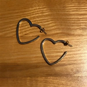 hjärtörhängen - guldiga örhängen, nyskick ⭐️ går att köpa tillsammans med annat plagg för att spara på frakten, kontakta mig innan bara. använd ”köp nu”. 1/12-2023