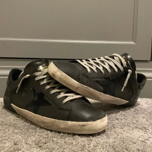Golden Goose skor - Säljer nu dessa stilrena Golden Goose baskets!  Skorna är välbevarade - näst intill nyskick. Nypris ca 6000kr, hugg snabbt på dessa och gör ett kap!  Obs! Snabb frakt utlovas📦💨