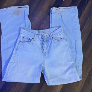 Baggy jeans 😴 - WIDE LEG jeans i storlek 27/38 passar nån riktigt låg elr nån som bara vill ha riktigt Baggy 💪🏽 några defekter på slutet av benet som visas på bilden