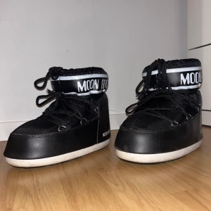 MOONBOOTS🌙🖤 - Säljer mina moonboots p.g.a att jag ska köpa ett par andra vinterskor och inte längre använder dessa. Skick 9-10, riktigt bra, bara använda några gånger förra vintern. Nypris var ca 1800kr. Pris kan diskuteras och köparen står för frakt!