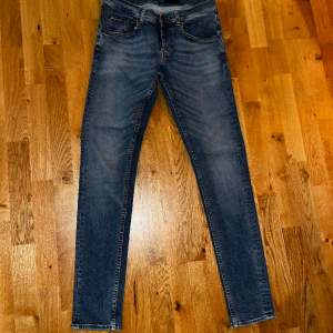 Säljer ett par fina tigger of Sweden jeans i färgen blå. Storlek 31/34 Modell : slim  Ny pris : 1699kr Pris går att diskutera 