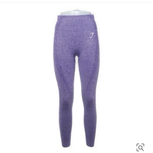 Lila träningstights gymshark - Så himla fina lila träningstights från gymshark. Köpte dem på Sellpy men pga att storleken saknas på plagget så kunde de inte säga exakt storlek och dessa var tyvärr alldeles för små för mig. De är i exakt samma skick som när jag köpte dom (sista bilden)