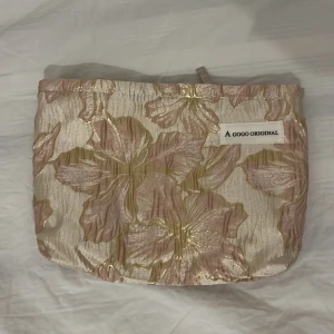 necessär - En till väldigt fin necessär med blom tryck. Kommer inte till användning 