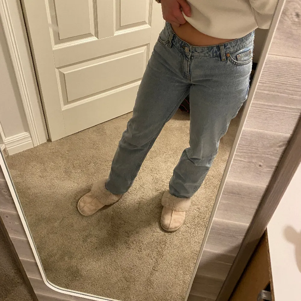 Säljer jeans från monki! Storlek 26/32, pris 200! Hör av dig om du har någon fråga eller vill ha fler bilder! 💞. Jeans & Byxor.