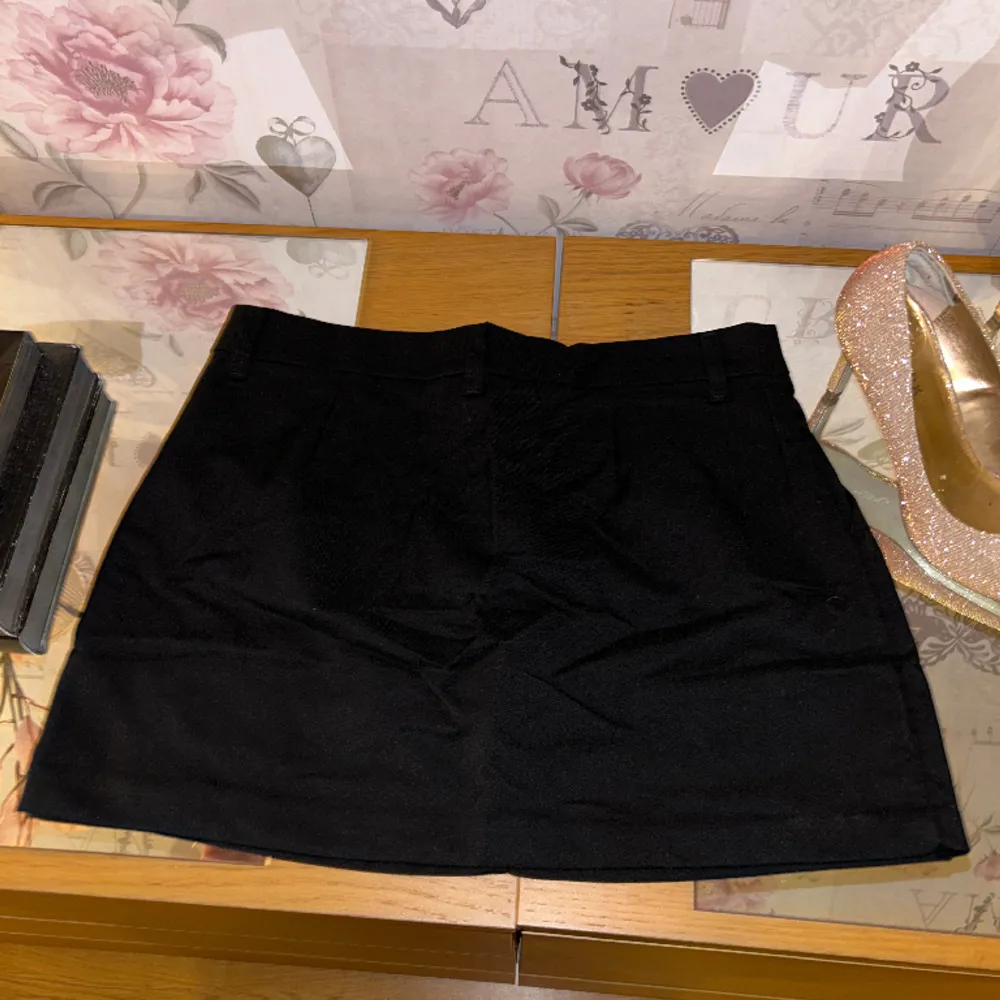 Skitsnygg kjol från H&M. Har aldrig kommit till användning därför säljer jag den här. Prislapp kvar och sitter skit snyggt! Skeiv för fler bilder eller frågor!. Kjolar.