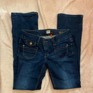 Only jeans! - Lågmidjade bootcut jeans från märket Only! Jätte bra skick, däremot har jag satt in ett snöre som gör midjan justerbar men syns inte utanpå! Skriv gärna vid frågor💕💕