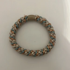 Kkekki  - kknekki armband i färgerna orange/brons, turkos, beige och brun beige 😊