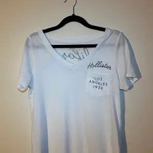 T-shirt från Hollister med ficka på bröstet och tryck på ryggen. Storlek XS men är stor i storleken så passar upp till en M. Skriv om du vill ha mer bilder! 