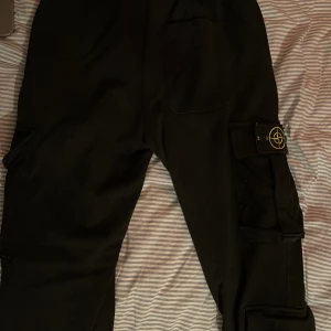 Stone Island cargo sweatpants - Äkta Stone Island Storlek S  Använd 4 gånger tvättad 2 gånger Skriv gärna om ni har någon fråga angången storlek, nya bilder eller vad som !!