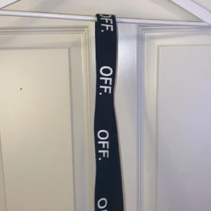 Bälte - Ett bälte som är lite längre har använt några gånger då har de lite repor på spännet men inget som syns. Står OFF. på hela bältet.