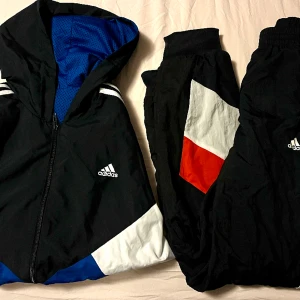 Adidas set - Adidas dress byxa + zipjacka. Storlek XS herr, passar personer 160-175 cm. Priset är för hela setet.