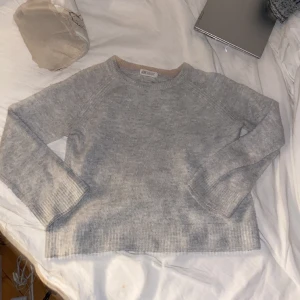 Stickad tröja - jättefin stickad tröja från hm! Inte nopprig elle något! Inga defekter❤️