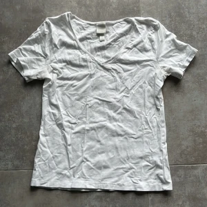 HM vit v-ringad t-shirt M - Fin HM vit v-ringad t-shirt storlek M i bra skick.