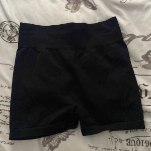 Tränings shorts  - Knappt använda! Sitter som en smäck dock med en scrunch effekt där bak! Vanliga shorts!