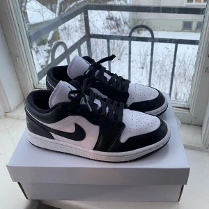 Air jordan 1 low - Svartvita jordans i fint skick. Använda fåtal gånger, som nya.