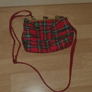 Väska - Jättegullig vintage väska jag fick för ett tag sedan. Är inte min stil möngre så tänkte sälja 😊 