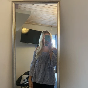 Blå vit blus - Tröjan är i storlek S från AMISU använd ungefär 1 gång. Ny skick.  Köparen står för frakten.