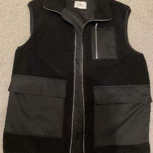 Ciszere Remy Pile Vest Ganska bra skick  Endast använt 3-4 gånger. Nyspris: 1199kr