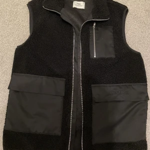 Ciszere Remy Pile Vest - Ciszere Remy Pile Vest Ganska bra skick  Endast använt 3-4 gånger. Nyspris: 1199kr