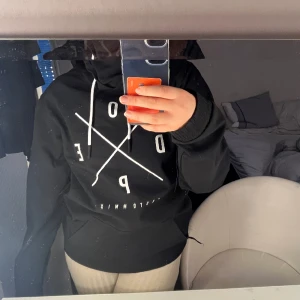 Dope skidjacka  - Säljer min fina dope skidjacka, har använt den endast 3 gånger så den är som ny💓stl S, nypris 1599