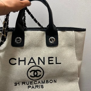 Chanel 31 Rue Cambon Paris - 31 rue cambon paris från Chanel med äkthetsbevis. Mycket bra skick, använd ca 2 gånger. Pris kan diskuteras. Köpt på Vestiaire Collective, säljer för 2000kr då jag tyvärr inte har kvar orderbekräftelse, fick den som en present av familj