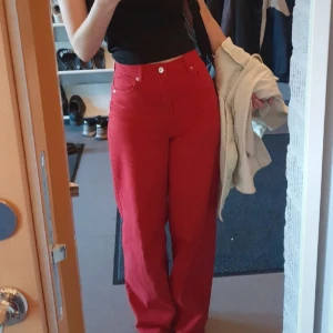 Röda jeans - Högmidjade. Bra skick.