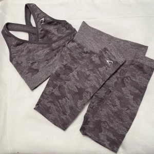 Gymshark camo set - Set i jättebra skick, knappt använt!! Tightsen har en liten springa i rumpan som ser jättefint ut på. Storlek S ‼️