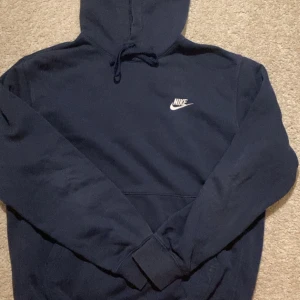 Nike mörkblå hoodie - Mörkblå skön nike hoodie 