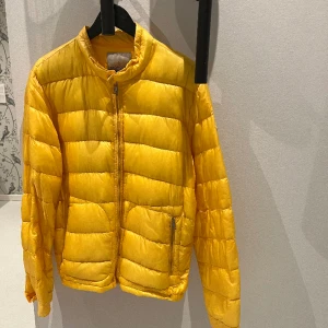 Moncler Acorus - Snygg färg, använd av mig 1 gång. Köpt på en  legit reseller sida. Äkta såklart! 