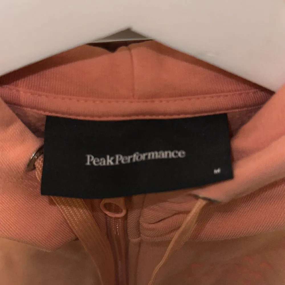 En zip godis från peak performance i peach färg, storlek M. Hoodies.