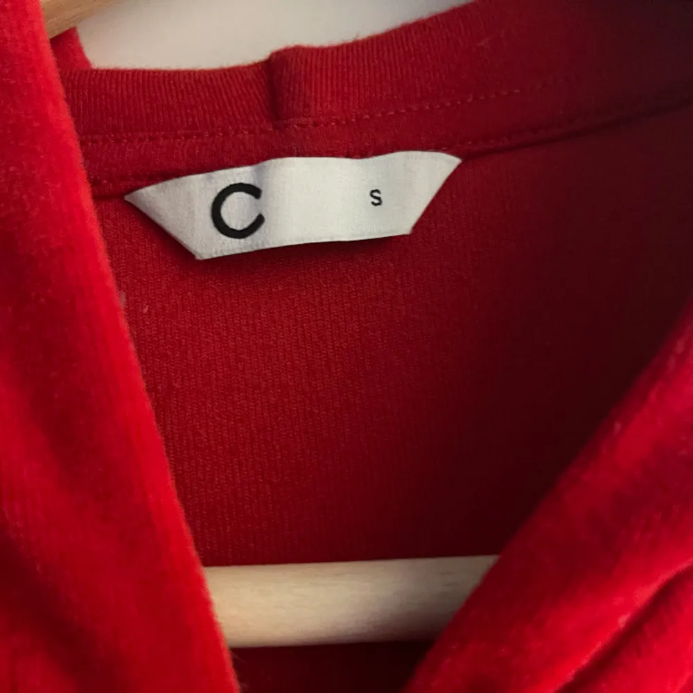Röd zip-up hoodie med fickor.  Kund står för frakt (ca20kr). . Skjortor.