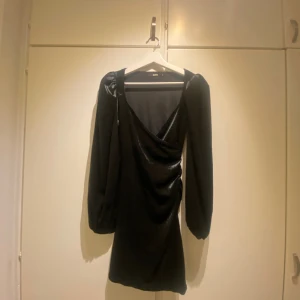 Klänning - Använd en gång. Klänning i sammet. Passar perfekt till vintern. Storlek 36. Mörkblåskimrig.