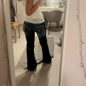 Lågmidjade bootcut jeans  - Lågmidjade bootcut jeans som är helt nya!  Midjemått 33 cm, innerbenslängd 78cm❤️‍🔥❤️‍🔥lite tigchta i midjan på mig 
