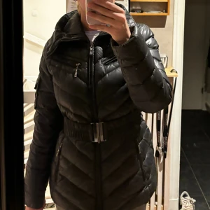 Hollies jacka - Säljer nu min jättefina jacka från Hollies i storlek 38. Den är i jätte fint skick och har inga defekter eller liknande. Säljer då den inte kommer till andväning längre. Skulle säga att storleken passar både S och M. Nypris 4499