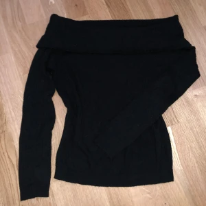 Svart offshoulder tröja  - Svart off the shoulder tröja, vet tyvärr inte vart den är ifrån eller storlek men jag har S och den sitter bra på mig, samt väldigt stretchig! Ser även fin ut med kragen uppe 😋