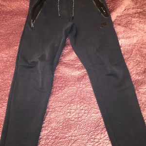 Nike byxor  - Säljer mina Nike byxor från Zalando för då dem inte passar mig längre, storlek XS och ser bra ut 